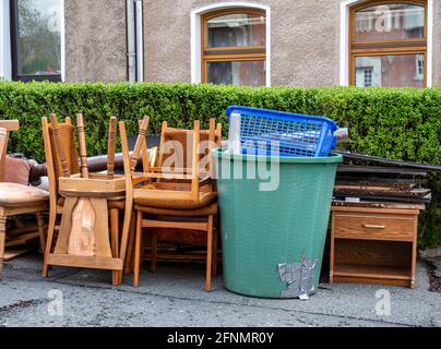 Eliminazione di rifiuti ingombranti sul lato della strada Foto Stock