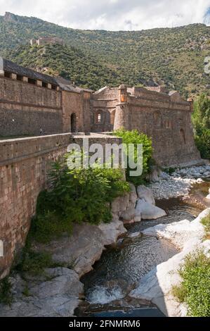 La città medievale 11 ° secolo di Villefranche-de-Conflent, elencati come uno dei più bei villaggi di Francia, Pirenei Orientali (66), Occitanie r Foto Stock