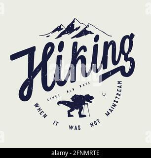 Escursioni Dino. Dinosauro T-rex con uno zaino che viaggia in montagna. Scritta vintage con stampa t-shirt. Illustrazione Vettoriale