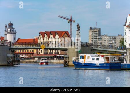 Kaliningrad, ponte pedonale Yubileyny sul fiume Staraya Pregolya, paesaggio caratteristico Foto Stock