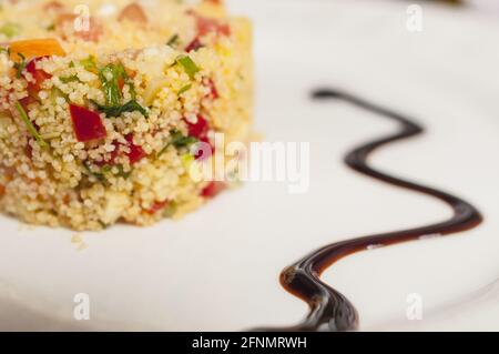 Primo piano di insalata di tabbouleh verdi e grits Foto Stock