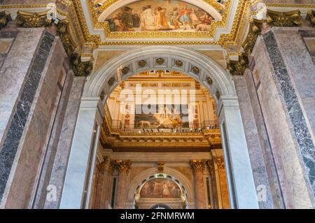 SAN PIETROBURGO, RUSSIA - 15 AGOSTO 2017. Interno della Cattedrale di San Isacco a San Pietroburgo, Russia. Soffitto decorato e pareti in marmo rosa Foto Stock