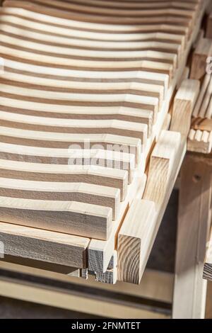 Elegante rastrelliera per l'asciugatura di piatti realizzata in frassino di legno massiccio chiaro legno in falegnameria moderna officina estrema vista ravvicinata Foto Stock