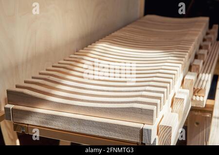 Elegante rastrelliera per l'asciugatura di piatti realizzata in frassino di legno massiccio chiaro legno vicino armadio legno compensato in falegnameria moderna officina estrema vicino visualizza Foto Stock