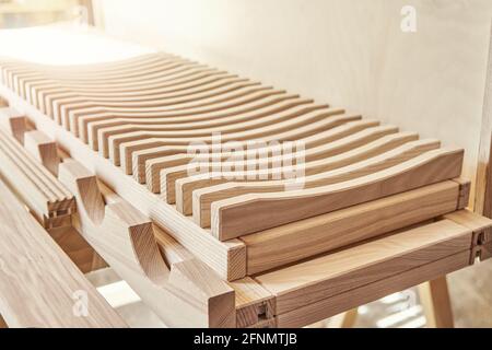 Elegante rastrelliera per l'asciugatura di piatti realizzata in frassino di legno massiccio chiaro legno vicino armadio legno compensato in falegnameria moderna officina estrema vicino visualizza Foto Stock