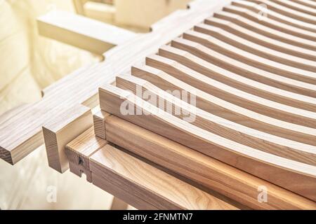 Elegante rastrelliera per l'asciugatura di piatti realizzata in frassino di legno massiccio chiaro legno in falegnameria moderna officina estrema vista ravvicinata Foto Stock