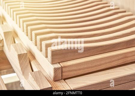 Elegante rastrelliera per l'asciugatura di piatti realizzata in frassino di legno massiccio chiaro legno in falegnameria moderna officina estrema vista ravvicinata Foto Stock