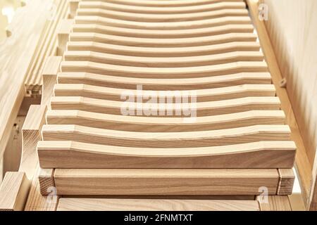 Elegante rastrelliera per l'asciugatura di piatti realizzata in frassino di legno massiccio chiaro legno vicino armadio legno compensato in falegnameria moderna officina estrema vicino visualizza Foto Stock