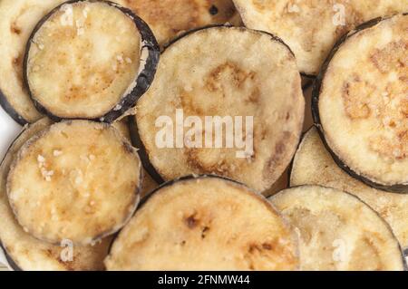 Primo piano di fette di melanzane impanate e fritte Foto Stock