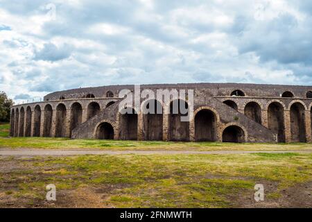 L'anfiteatro di Pompei è il più antico tra quelli conosciuti in epoca romana. Costruito nel 70 a.C. su iniziativa dei magistrati Caius Quinctus valgus e Marcus Porcius - sito archeologico di Pompei, Italia Foto Stock