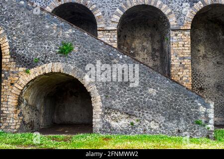 L'anfiteatro di Pompei è il più antico tra quelli conosciuti in epoca romana. Costruito nel 70 a.C. su iniziativa dei magistrati Caius Quinctus valgus e Marcus Porcius - sito archeologico di Pompei, Italia Foto Stock