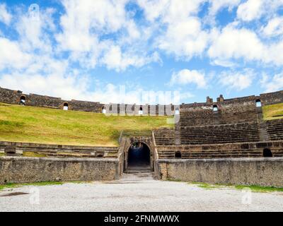 L'anfiteatro di Pompei è il più antico tra quelli conosciuti in epoca romana. Costruito nel 70 a.C. su iniziativa dei magistrati Caius Quinctus valgus e Marcus Porcius - sito archeologico di Pompei, Italia Foto Stock