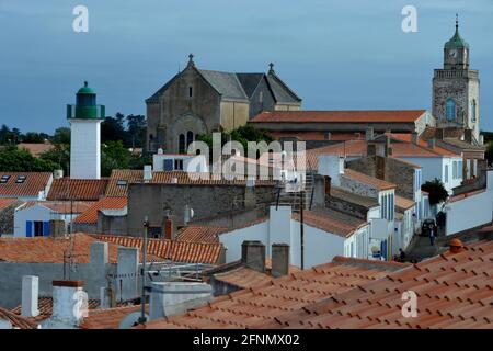 vista dai tetti di portjoinville a ile yeu (ile d'yeu) Foto Stock