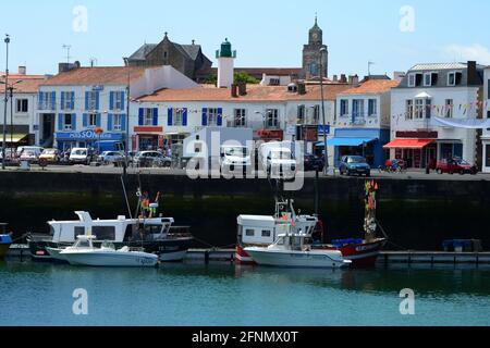 vista del porto di ile d yeu con il suo negozi e barche Foto Stock