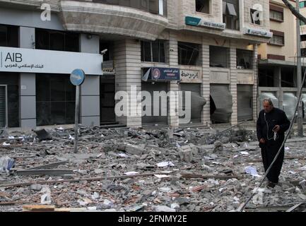 (210518) -- GAZA/GERUSALEMME, 18 maggio 2021 (Xinhua) -- UN uomo palestinese ispeziona un edificio danneggiato dopo uno sciopero aereo israeliano nella città di Gaza, il 17 maggio 2021. (Foto di Rizek Abdeljawad/Xinhua) Foto Stock