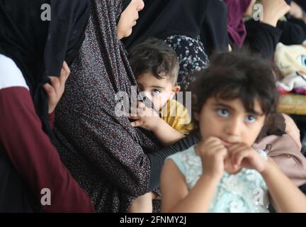 (210518) -- GAZA/GERUSALEMME, 18 maggio 2021 (Xinhua) -- i palestinesi, fuggiti dalle loro case a causa di attacchi aerei e di artiglieria israeliani, si rifugiano in una scuola nella città meridionale di Rafah, nella striscia di Gaza, il 17 maggio 2021. (Foto di Khaled Omar/Xinhua) Foto Stock