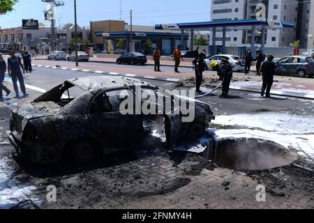 (210518) -- GAZA/GERUSALEMME, 18 maggio 2021 (Xinhua) -- UN'automobile bruciata è visto dopo che un razzo dalla striscia di Gaza è atterrato nella città israeliana meridionale di Ashkelon, il 11 maggio 2021. (Tomer Neuberg/JINI via Xinhua) Foto Stock