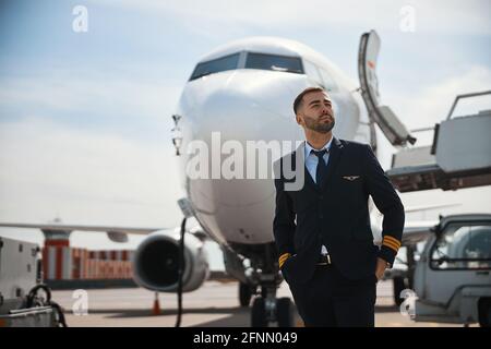 Pilota ispirato davanti al naso dell'aereo Foto Stock