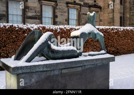 Scultura in bronzo raffigurante una figura (1951) di Henry Moore alla Scottish National Gallery of Modern Art One nella neve, Edimburgo, Scozia, Regno Unito Foto Stock