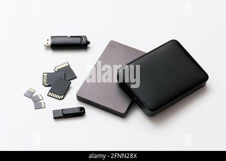 Più dispositivi di memorizzazione, pendrive, schede di memoria, dischi USB esterni, isolati Foto Stock