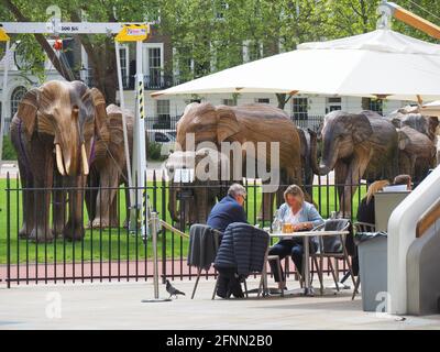 Londra, Regno Unito. 18 maggio 2021. Coesistenza Elephant mostra viene a Chelsea per evidenziare la coesistenza degli elefanti selvatici dell'India e del suo popolo. Credit: Brian Minkoff/Alamy Live News Foto Stock