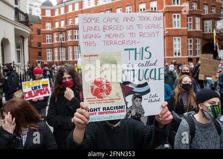 Londra, Regno Unito. 15 maggio 2021. Centinaia di persone partecipano a un raduno di solidarietà della Palestina libera SOS Colombia fuori dall'ambasciata colombiana. Gli oratori intervenuti hanno sottolineato le violazioni dei diritti umani, come lo sfollamento forzato contro i palestinesi in Israele e nei territori occupati e l'uccisione, la repressione, la detenzione e la tortura di manifestanti pacifici e difensori dei diritti umani in Colombia. Credit: Mark Kerrison/Alamy Live News Foto Stock