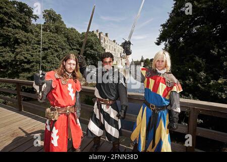 Attori in una giostra al castello di Leeds, Maidstone, Kent, Inghilterra, Regno Unito. Vivi la vita in epoca medievale al castello di Leeds Foto Stock