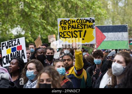 Londra, Regno Unito. 15 maggio 2021. Gli attivisti hanno segni fatti a mano mentre centinaia di persone prendono parte a un rally di solidarietà della Palestina libera SOS Colombia e marciano dall'ambasciata colombiana all'ambasciata israeliana. Gli oratori hanno sottolineato le violazioni dei diritti umani, come lo sfollamento forzato contro i palestinesi in Israele e nei territori occupati e l'uccisione, la repressione, la detenzione e la tortura di manifestanti pacifici e difensori dei diritti umani in Colombia. Credit: Mark Kerrison/Alamy Live News Foto Stock