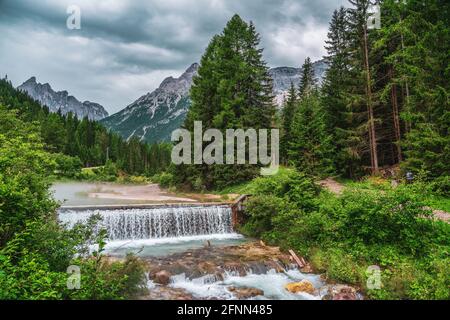 Fischleinbach, un torrente nelle Dolomiti di Sesto in Alto Adige in Italia. Foto Stock