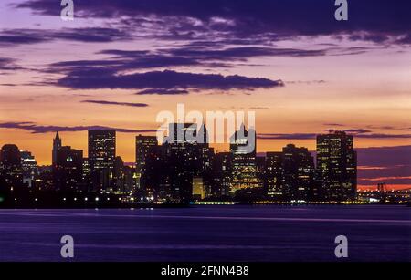 2005 STORICO SKYLINE DEL CENTRO CITTÀ HUDSON RIVER MANHATTAN NEW YORK CITY STATI UNITI Foto Stock