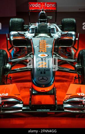 Londra, Regno Unito. 18 maggio 2021. Lewis Hamilton's 2010 Turkish Grand Prix McLaren Mercedes MP4-25A vincitore di gara, McLaren certificata, e la prima vettura vincente Hamilton GP a venire sul mercato. Offerto dalla Formula 1 e da RM Sotheby's con una stima di 5,000,000 - 7,000,000 dollari. L'evento Auction si terrà in diretta il 17 luglio 2021, mentre la McLaren Mercedes è guidata intorno alla pista di casa di Hamilton durante l'offerta dal vivo, nel fine settimana del Gran Premio di Gran Bretagna. Credit: Guy Bell/Alamy Live News Foto Stock