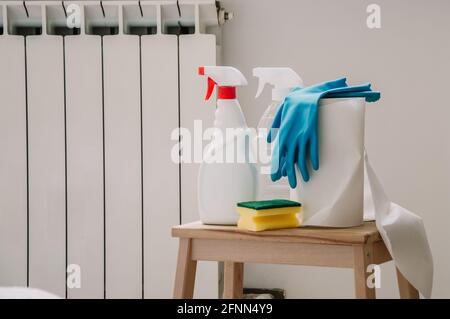 set pulizia per finestre, diverse superfici in cucina, bagno e altre camere. Pulizia regolare della molla Foto Stock