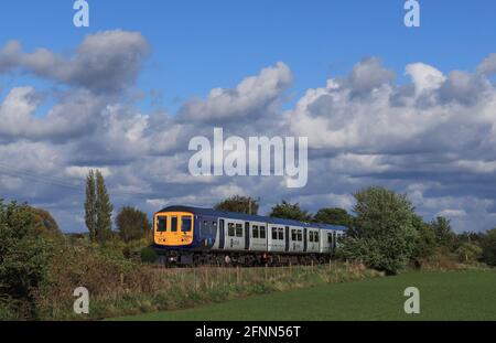 I "nuovi" treni flexi del Nord sono entrati in servizio di guadagno il 17 maggio 2021, questo viaggia attraverso la campagna vicino a Burscough Foto Stock