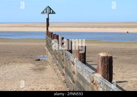 Paesaggio di bella spiaggia sabbiosa con ampio cielo blu, nuvola bianca con oceano all'orizzonte e nessuna gente Holkham Nord Norfolk Est Anglia Inghilterra uk Foto Stock