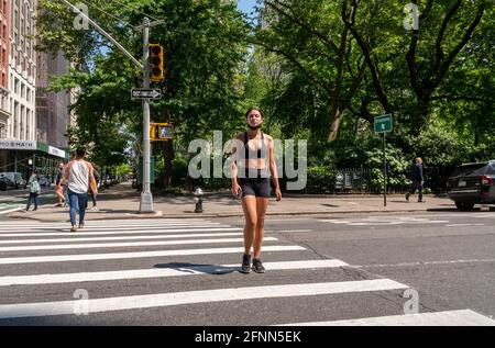 New York, Stati Uniti. 17 maggio 2021. Allenatore senza maschera fuori dal Madison Square Park a New York lunedì 17 maggio 2021. Il governatore dello stato di New York Andrew Cuomo ha annunciato che lo stato seguirà le nuove linee guida della maschera emanate dalla CDC. (Foto di Richard B. Levine) Credit: Sipa USA/Alamy Live News Foto Stock