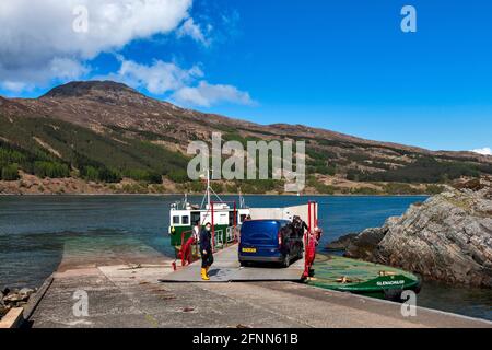 GLENELG A SKYE TRAGHETTO SOPRA KYLE RHEA STRAITS IL GLENACHULISH PRESSO LA FUNIVIA GLENELG E I PASSEGGERI SALENDO A BORDO DELLA BARCA Foto Stock