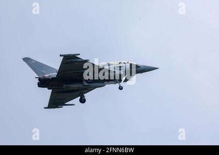 RAF Coningsby, Lincolnshire, Regno Unito. 18 maggio 2021. Un RAF Typhoon Eurofighter decolli da RAF Coningsby, Lincolnshire, su esercizi touch-and-go. Credit: Peter Lopeman/Alamy Live News Foto Stock