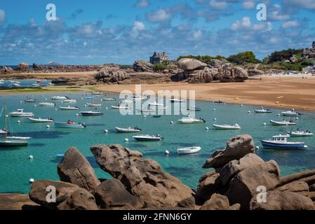Barche a vela e acqua trasparente sulla spiaggia di Coz-Pors a Tregastel, Côtes d'Armor, Bretagna, Francia Foto Stock