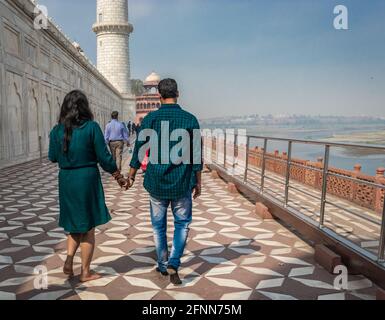 coppia al tajmahal il simbolo dell'immagine d'amore è prendere ad agra uttar pradesh india il 02 aprile 2019. È una delle sette meraviglie del mondo come wel Foto Stock