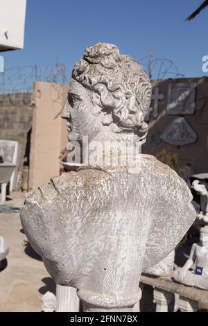 Antica scultura in pietra del busto dell'uomo nel cortile di bonifica Foto Stock