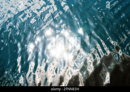 Scintillanti stelle del sole in acqua - foto vera Foto Stock