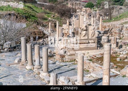 Selcuk, Izmir, Turchia - colonne del Monumento a Memmius nelle rovine di Efeso, antichi siti archeologici romani storici nel Mediterraneo orientale Ionia reg Foto Stock