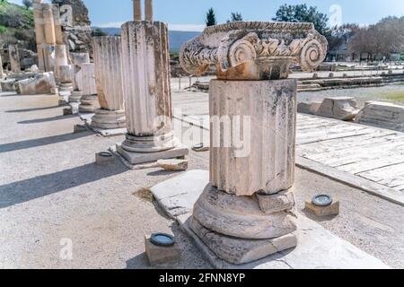 Selcuk, Izmir, Turchia - colonne del Monumento a Memmius nelle rovine di Efeso, antichi siti archeologici romani storici nel Mediterraneo orientale Ionia reg Foto Stock