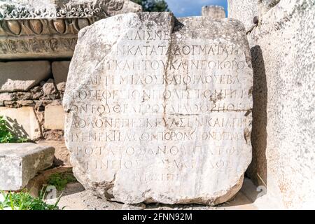 Iscrizione greca nella Biblioteca Celso a Efeso antica città greca sulla costa di Ionia, Turchia Foto Stock