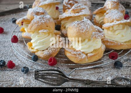 Soffici di crema appena sfornati su una griglia di raffreddamento Foto Stock