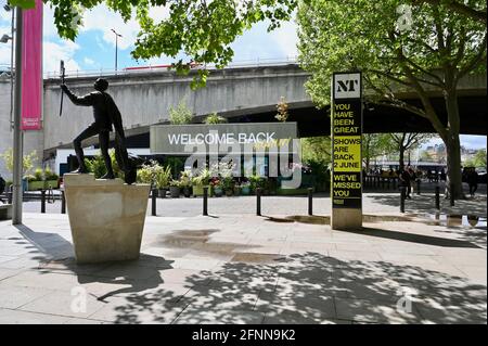 Londra, Regno Unito. Welcome Back Sign, dopo l'allentamento delle restrizioni di blocco il 17 maggio 2021, la gente comincia a tornare per le strade di Londra. Southbank, Westminster. Credit: michael melia/Alamy Live News Foto Stock