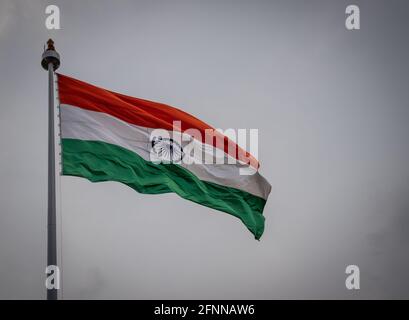 Viene visualizzata l'immagine ondulata della bandiera nazionale indiana con lo sfondo del cielo. Questa è la bandiera nazionale del più grande paese democratico india. Foto Stock