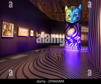 V&A, LONDRA, REGNO UNITO. 18 maggio 2021. Alice: Curiouser and Curiouser è un viaggio coinvolgente e coinvolgente lungo la buca dei conigli, che celebra una delle storie più iconiche, fantasiose e ispiratrici di tutti i tempi. Il V&A è il primo museo a esplorare appieno l'impatto culturale di Alice nel paese delle meraviglie e la sua continua ispirazione per i creativi. La mostra si apre il 22 maggio 2021. Credit: Malcolm Park/Alamy Live News. Foto Stock