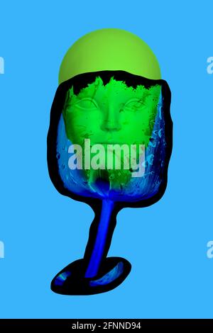 Collage astratto di arte surreale. Forma del bicchiere con faccia umanoide all'interno. Poster concettuale. Foto Stock
