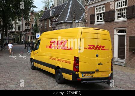 AMSTERDAM, Paesi Bassi - 10 luglio 2017: DHL Express furgoncino in Amsterdam, Paesi Bassi. DHL è il leader mondiale nel mare e posta aerea. Essa esiste dal 1 Foto Stock